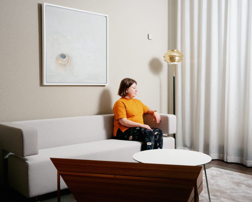 Anni Ståhle istuu neuvotteluhuoneen sohvalla