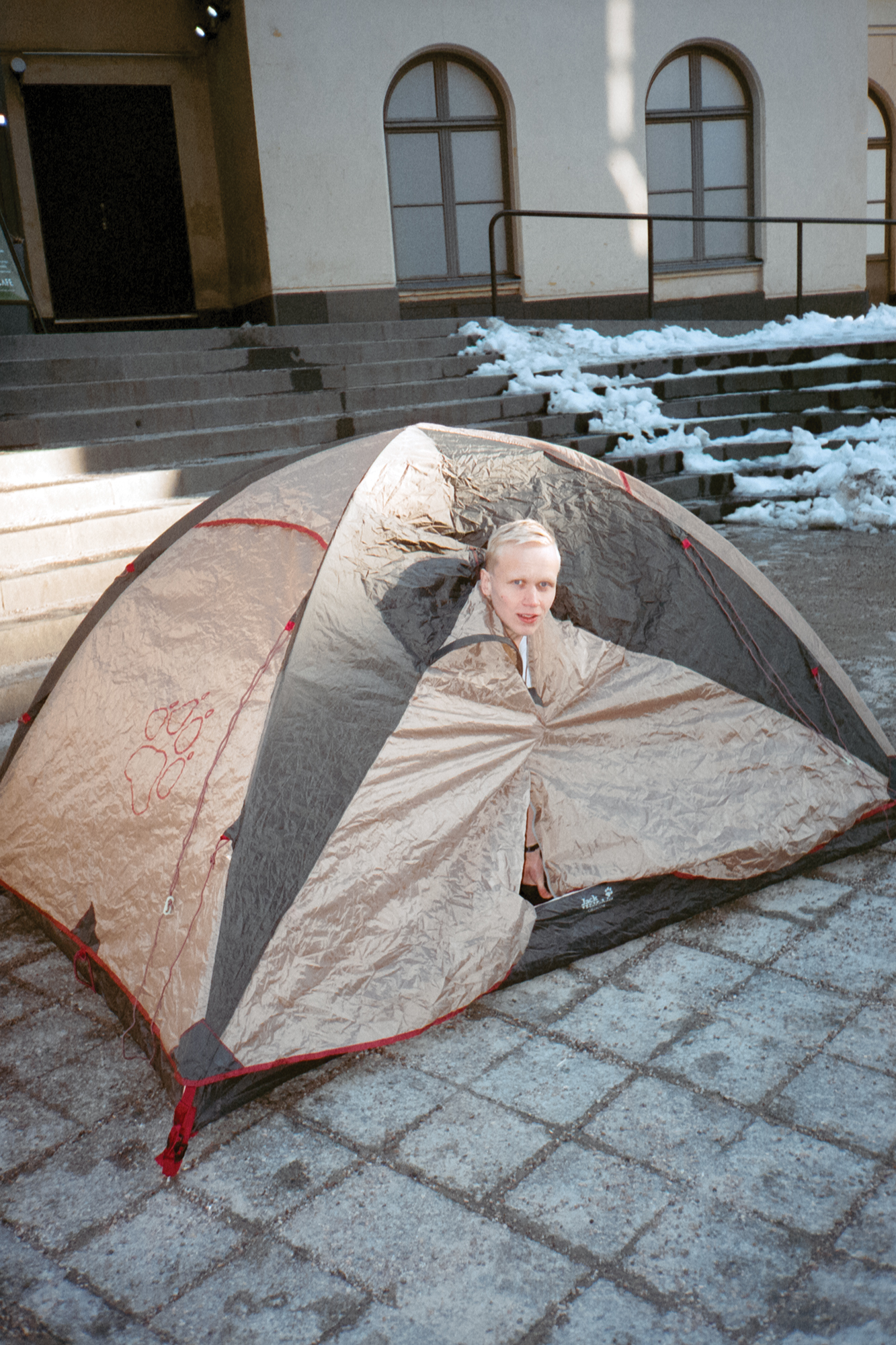 Benjamin Pitkänen kurkkaa telttansa sisältä.